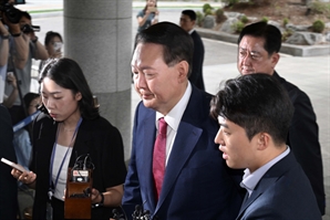 尹 특검 2차 조사 출석 '묵묵부답'