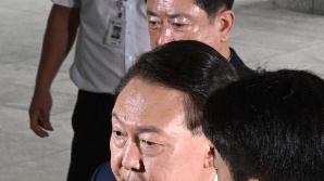 말없이 포토라인 지나는 윤석열