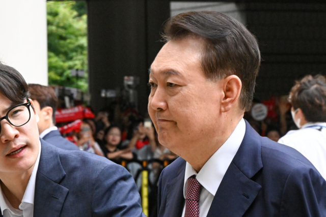 윤석열 전 대통령이 3일 서울 서초구 서울중앙지방법원에서 열린 내란 우두머리 혐의·직권남용 권리행사 방해 혐의 사건 9차 공판에 출석하고 있다. 사진공동취재단
