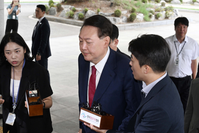 윤석열 전 대통령이 5일 12·3 비상계엄과 관련한 내란·외환 사건을 수사하는 조은석 특별검사팀에 2차 조사를 받기 위해 서울 서초구 서울고등검찰청으로 들어가고 있다. 조태형 기자