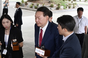尹 ‘9시 출석’은 지켰다…계엄 문건·박총경 질문엔 '묵묵부답'