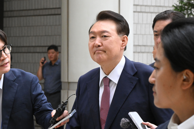 윤석열 전 대통령이 3일 서울 서초구 서울중앙지방법원에서 열린 내란 우두머리 혐의·직권남용 권리행사 방해 혐의 사건 9차 공판에 출석하고 있다. [사진공동취재단]