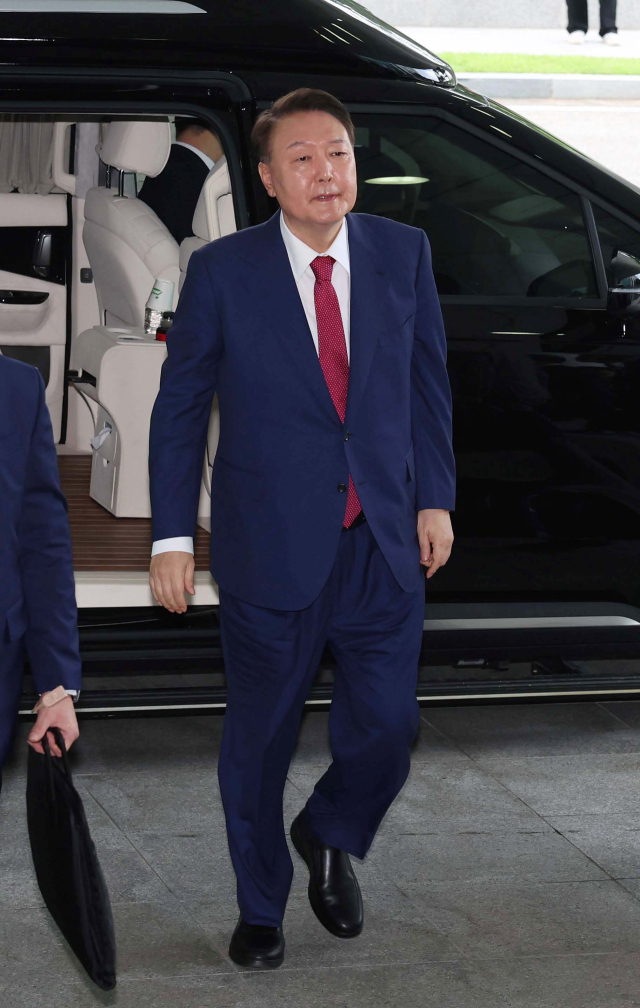 윤석열 전 대통령이 5일 12·3 비상계엄과 관련한 내란·외환 사건을 수사하는 조은석 특별검사팀에 2차 조사를 받기 위해 서울 서초구 서울고등검찰청으로 들어가고 있다. 조태형 기자