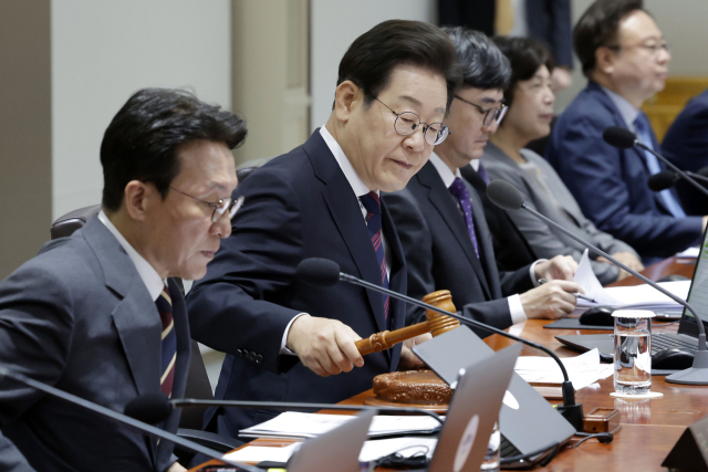 이재명 대통령이 5일 서울 용산 대통령실 청사에서 열린 국무회의에서 의사봉을 두드리며 개회 선언을 하고 있다. 연합뉴스