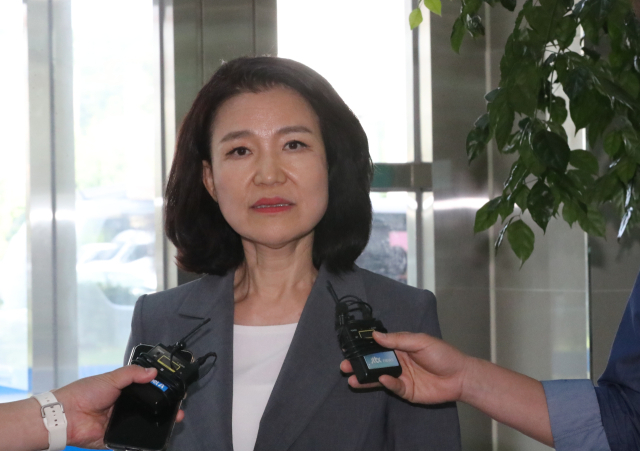 ‘법카 유용 의혹’ 이진숙, 피의자 신분 경찰 출석…“정치 목적 있는 조사”