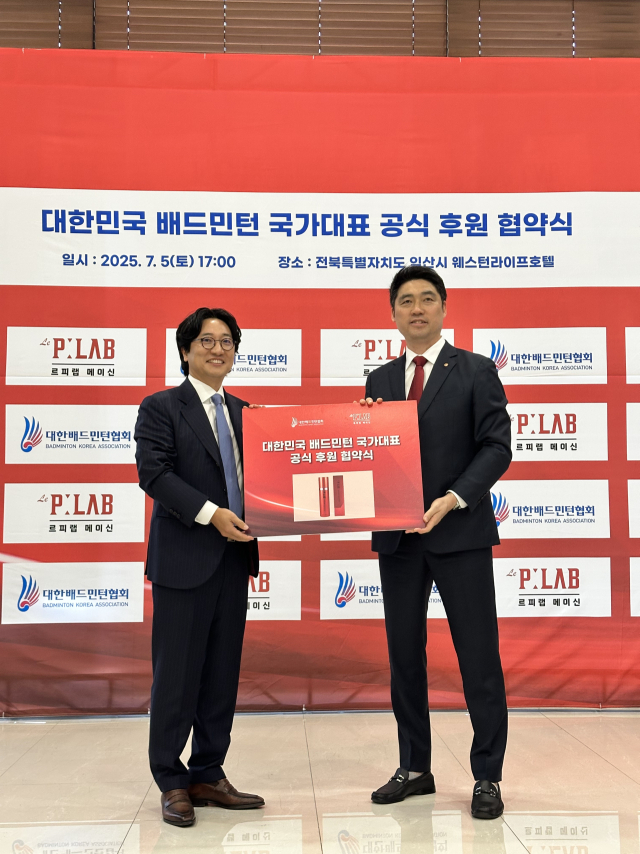 르피랩과의 국가대표팀 공식 후원 협약식에 참석한 김동문 대한배드민턴협회장(오른쪽). 사진 제공=대한배드민턴협회