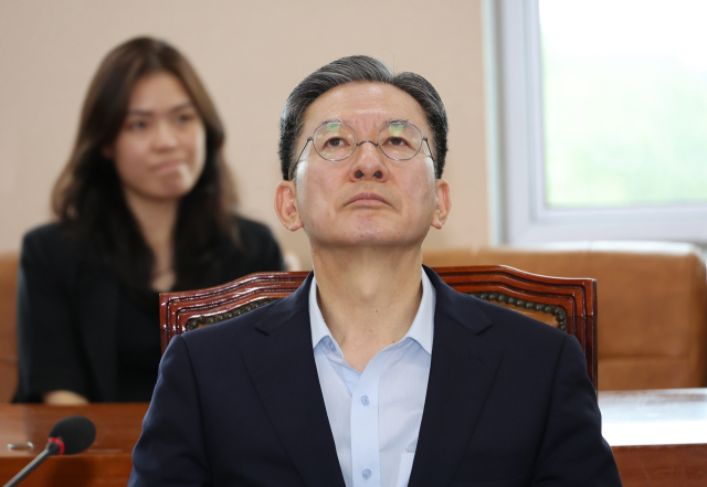 2일 서울 여의도 국회에서 열린 기획재정위원회 전체회의에서 정성호 법무부 장관 후보자가 송언석 위원장의 발언을 들으며 생각에 잠겨 있다. 연합뉴스