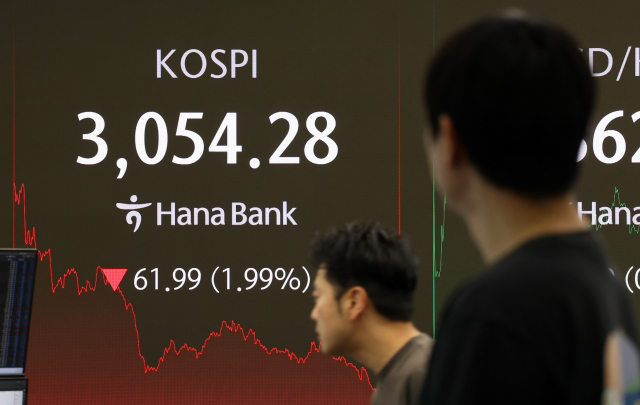 4일 오후 서울 중구 하나은행 딜링룸에 코스피 증시 종가가 표시되고 있다. 뉴스1