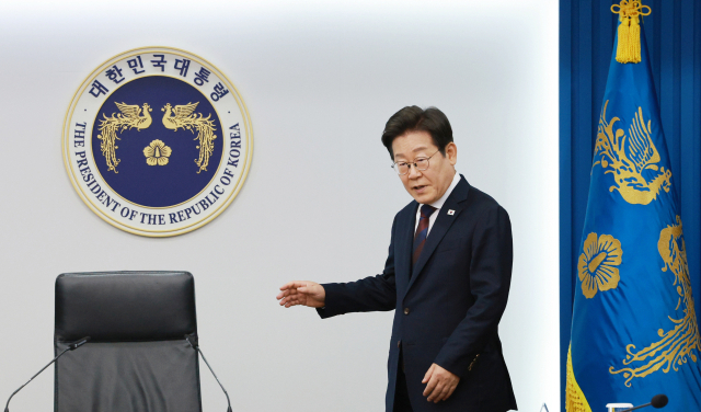 이재명 대통령이 3일 서울 용산 대통령실 청사에서 열린 2차 수석보좌관회의에 입장하고 있다. 연합뉴스
