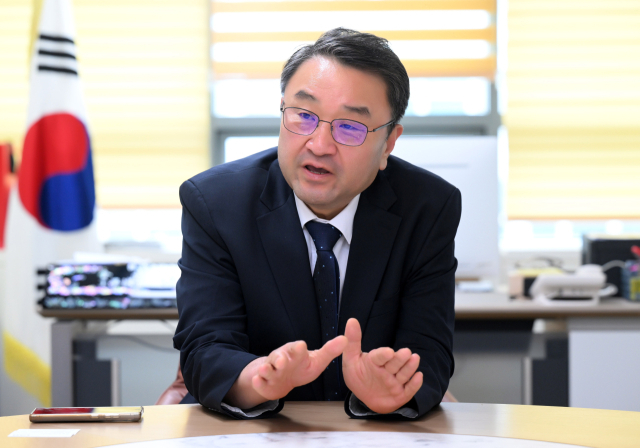 김영도 한국전문대학교육협의회 회장(동의과학대 총장)이 3일 서울 중구 전문대교협 사무실에서 본지와 인터뷰를 갖고 있다. 권욱 기자