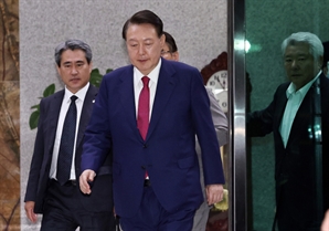 2차례 소환에도 혐의 부인…尹, 넉달만에 재구속 기로