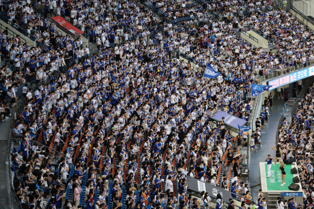 프로야구 역대 최소 경기 700만명 관중 돌파를 앞둔 2일 서울 잠실야구장이 삼성 라이온즈와 두산 베어스의 경기를 찾은 관중들로 가득 차 있다. 연합뉴스
