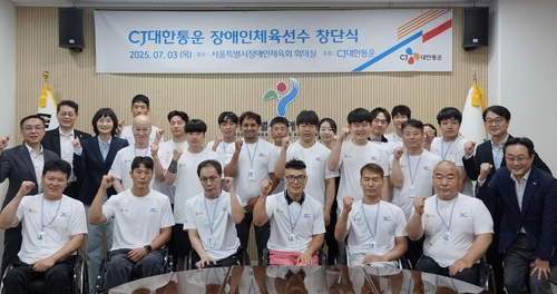 CJ대한통운과 서울시장애인체육회 관계자들이 3일 장애인 스포츠단 창단식을 마친 후 기념 촬영을 하고 있다. 사진 제공=CJ대한통운