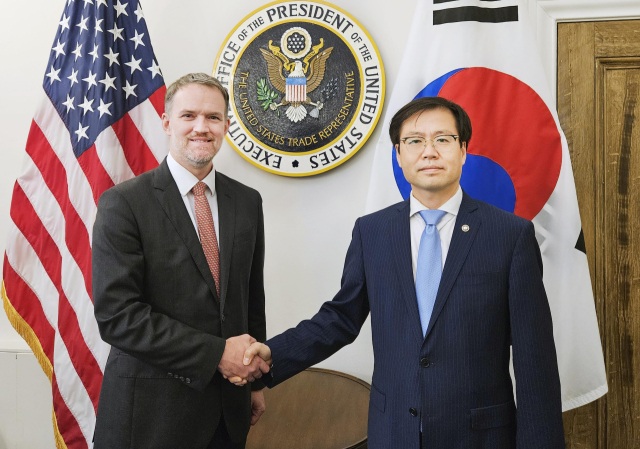 여한구(오른쪽) 산업통상자원부 통상교섭본부장이 5일(현지 시간) 미국 워싱턴 DC 미국무역대표부(USTR)에서 제이미슨 그리어 미국 무역대표부 대표와 기념 촬영을 하고 있다. 연합뉴스