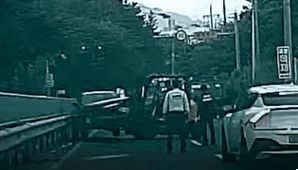 [영상] “사고 차량 번쩍 들어 옮겼다”…꽉 막힌 퇴근길 구한 해결사 정체는?