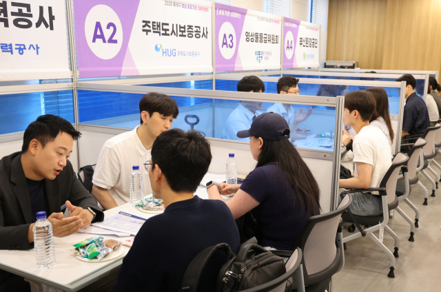 청년 구직자들이 지난달 27일 부산 동래구청에서 열린 ‘2025년 동래구 청년 공공기관 채용박람회’에서 취업 상담을 하고 있다. 연합뉴스