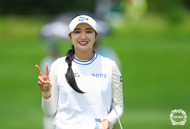 박혜준이 6일 롯데 오픈 4라운드 3번 홀에서 파세이브에 성공한 뒤 브이 세리머니를 하고 있다. 사진 제공=KLPGA