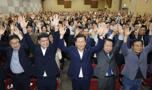 정청래 더불어민주당 당대표 후보가 6일 광주 김대중컨벤션센터'에서 열린 '국민이 지키는 나라' 북콘서트에서 민형배 의원과 승리를 다짐하고 있다. 뉴스1