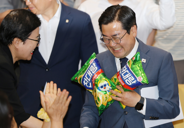 더불어민주당 당대표 선거 출마 의사를 밝힌 박찬대 의원이 5일 전주대학교에서 열린 토크콘서트에 입장하며 지지자에게 '찬대랑'이라고 쓰인 과자를 선물 받고 있다. 연합뉴스