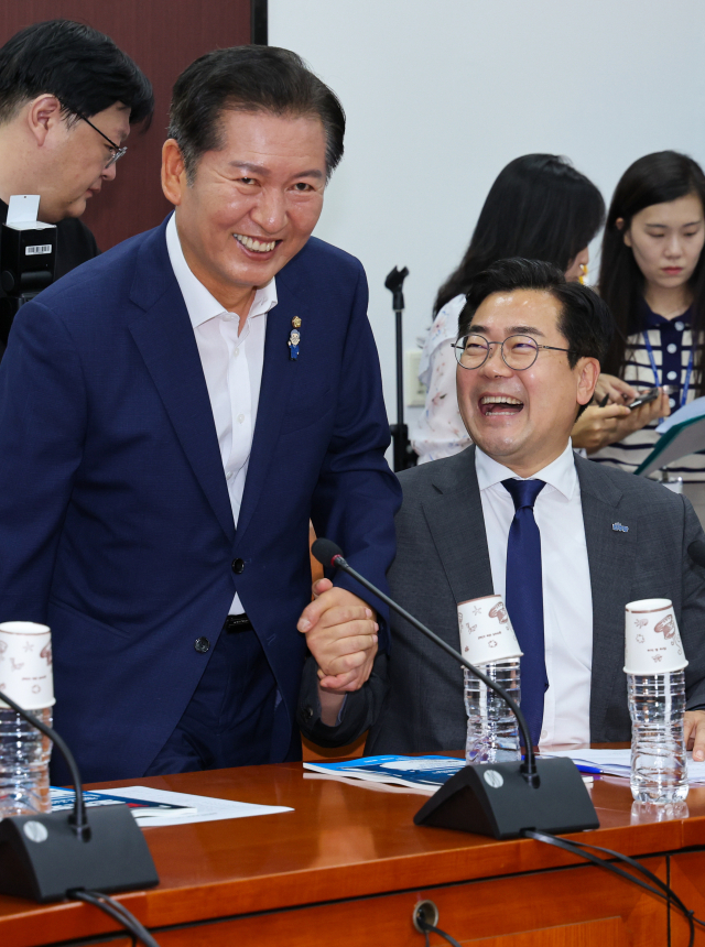 더불어민주당 당대표에 도전하는 정청래(왼쪽), 박찬대 의원. 뉴스1