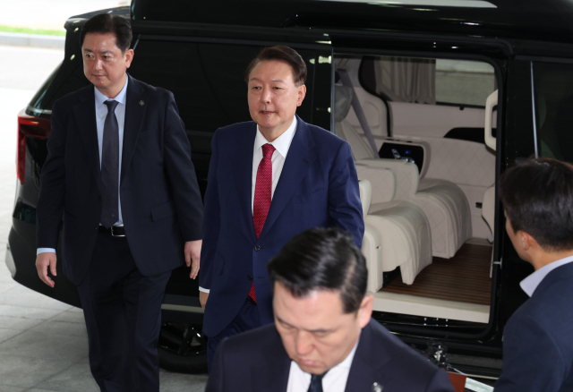 윤석열 전 대통령이 5일 12·3 비상계엄과 관련한 내란·외환 사건을 수사하는 조은석 특별검사팀에 2차 조사를 받기 위해 서울 서초구 서울고등검찰청으로 들어가고 있다. 조태형 기자