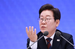 李 대통령 국정지지율 2.4%p 상승…첫 60%대 돌파[리얼미터]