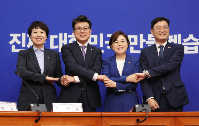 김정재 국민의힘 정책위의장이 7일 서울 여의도 국회에서 진성준 더불어민주당 정책위의장과 회동하고 있다. 왼쪽부터 김은혜 국민의힘 정책수석부대표, 진성준 더불어민주당 정책위의장, 김정재 국민의힘 정책위의장, 이정문 더불어민주당 정책위 수석부의장. 2025.7.7 kjhpress@yna.co.kr (끝) <저작권자(c) 연합뉴스, 무단 전재-재배포, AI 학습 및 활용 금지>