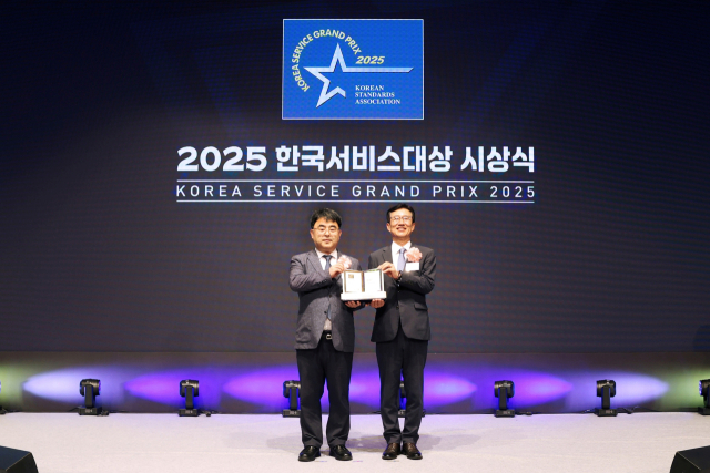 한정호(왼쪽) 롯데건설 전략기획부문장이 이달 4일 서울 중구 롯데호텔 서울에서 열린 ‘2025 한국서비스대상’ 시상식에서 아파트 부문 종합대상을 수상하고 기념촬영을 하고 있다. 사진 제공=롯데건설
