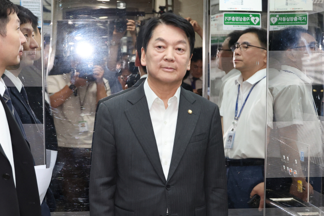 안철수 국민의힘 의원이 7일 서울 여의도 국회 소통관에서 위원장을 사퇴하고 전당대회 출마 의사를 밝히는 기자회견을 한 뒤 승강기를 타고서 회견장을 떠나고 있다. 연합뉴스