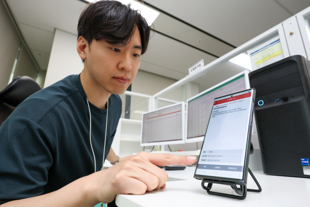 KT 고객센터 스팸분석팀 직원이 AI 기반 실시간 스팸 차단 키워드 등록 시스템을 운용하고 있다. 사진제공=KT