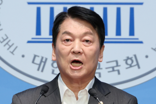 국민의힘 혁신위원장을 맡은 안철수 의원이 7일 서울 여의도 국회 소통관에서 위원장을 사퇴하고 전당대회 출마 의사를 밝히는 기자회견을 하고 있다. 연합뉴스