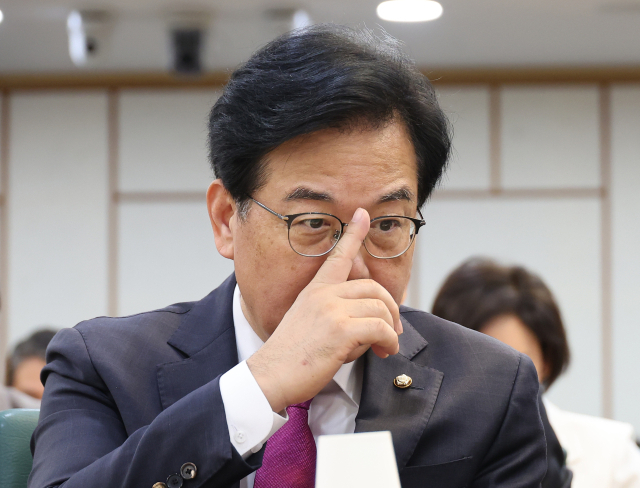 7일 서울 여의도 국회 의원회관에서 열린 ‘지속 가능한 AI 데이터센터 구축 전략 세미나’에서 송언석 국민의힘 비상대책위원장 겸 원내대표가 김정재 정책위의장과 대화하며 안경을 고쳐 쓰고 있다. 연합뉴스