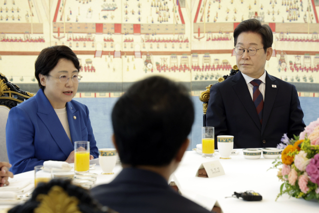이재명 대통령이 3일 서울 한남동 관저에서 열린 비교섭단체 5당 지도부 오찬 회동에서 조국혁신당 김선민 당대표 권한대행의 발언을 듣고 있다. 2025.7.3 대통령실통신사진기자단