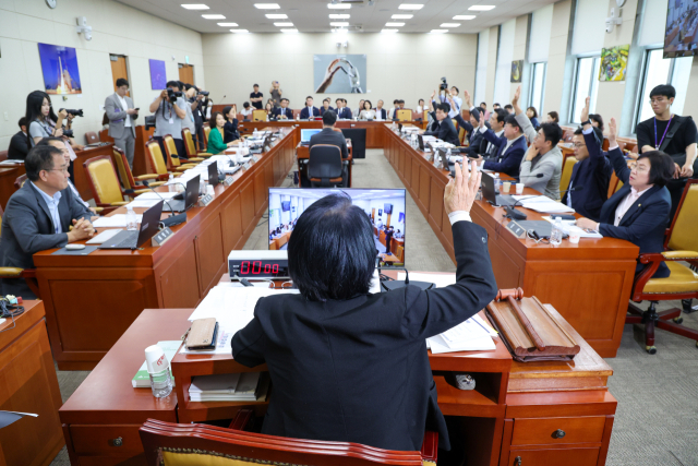 7일 오후 서울 여의도 국회에서 열린 제427회국회(임시회) 과학기술정보방송통신위원회 제1차 전체회의에서 최민희 위원장을 비롯한 더불어민주당 의원들이 방송3법(방송법·방송문화진흥회법·한국교육방송공사법 개정안) 찬성 거수 표결을 하고 있다. 뉴스1