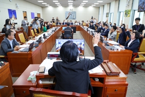 국힘 반발 속 민주당 '방송3법' 상임위 의결…7월 국회 통과 추진