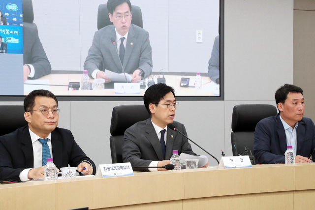 김민재(왼쪽에서 두 번째) 행정안전부 장관 직무대행이 7일 정부세종청사 중앙동 영상회의실에서 열린 '민생회복 소비쿠폰 집행계획 관련 시·도 부단체장 회의'에서 모두발언을 하고 있다. 연합뉴스