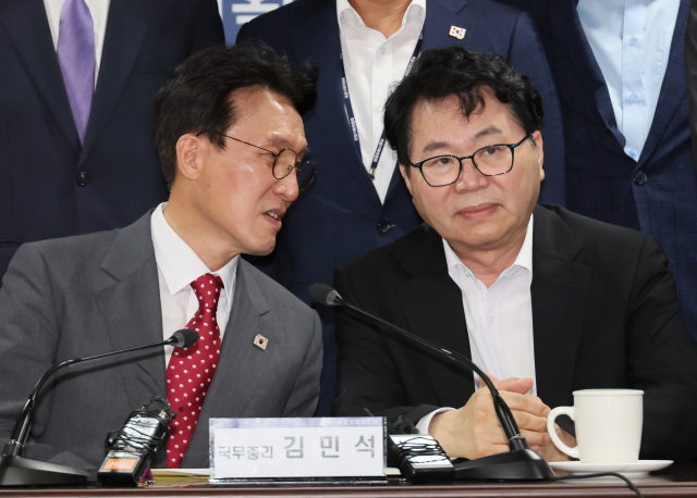 김민석(왼쪽) 국무총리가 7일 서울 종로구 국정기획위원회에서 열린 전체회의에 참석해 이한주 국정기획위원장과 대화하고 있다. 연합뉴스