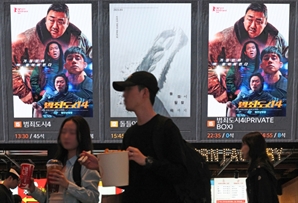 “극장 왜 가? 넷플로 보면 되지”…흥행 실패 영화들의 ‘마지막 피난처’ 된 넷플릭스