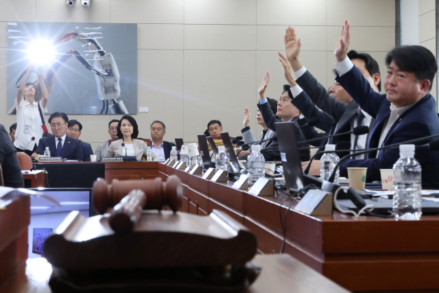 7일 국회 과학기술정보방송통신위원회 전체회의에서 여당 위원들이 공영방송 지배구조 개편을 골자로 하는 이른바 ‘방송 3법’에 대해 찬성 표결을 하고 있다. 연합뉴스