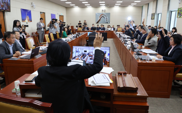 7일 국회 과학기술정보방송통신위원회 전체회의에서 야당 측 위원들이 자리를 뜬 가운데 여당 위원들이 '방송3법'에 대해 찬성 표결하고 있다. 연합뉴스