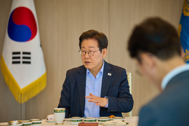 이재명 대통령이 7일 서울 용산 대통령실 청사에서 김민석 국무총리와 주례 보고 회동을 하고 있다.사진=대통령실