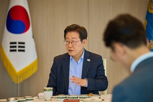 "내각 빨리 구성하게 살펴달라"…이재명 대통령, 與 상임위원장단 만찬