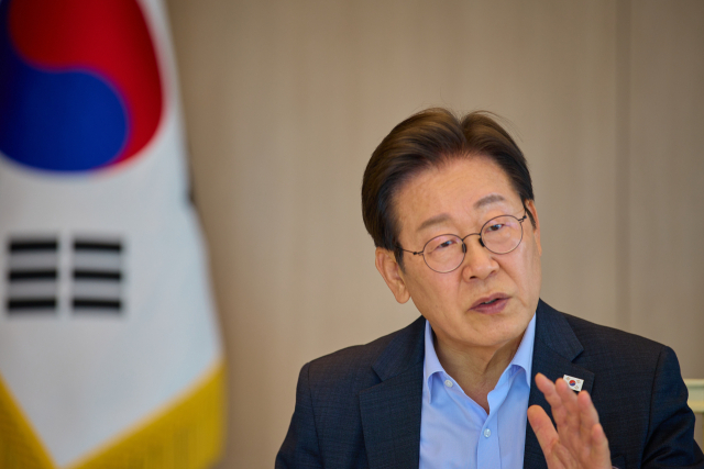 이재명 대통령이 7일 서울 용산 대통령실 청사에서 김민석 국무총리와 주례 보고 회동을 하고 있다. 연합뉴스