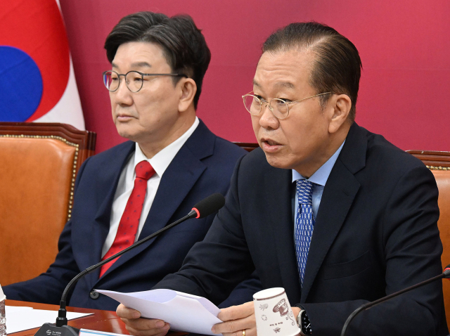 지난 5월 대선 국면 당시 국민의힘 비상대책위원장과 원내대표를 각각 맡았던 권영세(오른쪽)·권성동 의원. 오승현 기자