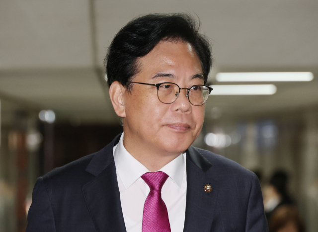 송언석 국민의힘 비상대책위원장 겸 원내대표가 7일 서울 여의도 국회에서 상임위 간사단 등이 참석한 가운데 열린 비공개 회의를 마친 뒤 이동하고 있다. 연합뉴스