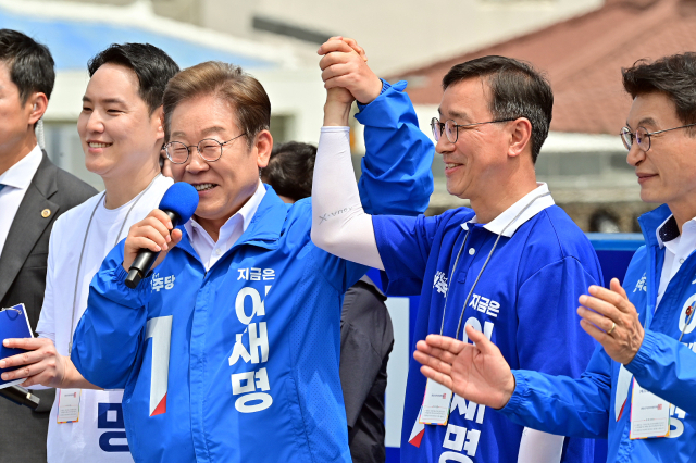 (왼쪽부터) 김한규 국회의원과 이재명 더불어민주당 대통령 후보, 위성곤 국회의원, 문대림 국회의원이 22일 오전 제주동문시장 앞 탐라문화광장에서 유세를 하고 있다. 뉴스1