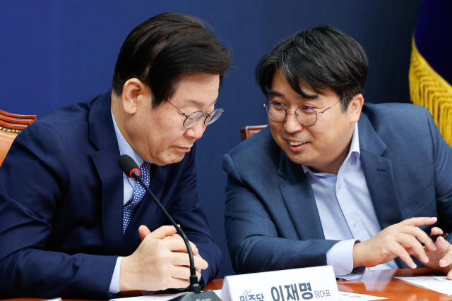 이재명 더불어민주당 대표가 27일 오후 서울 여의도 국회에서 열린 미래거버넌스위원회 출범식에 참석해 차지호 총괄간사와 대화하고 있다. 2024.11.27/뉴스1