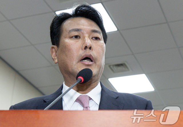김태효 전 국가안보실 제1차장이 지난 2월 25일 서울 여의도 국회에서 열린 윤석열 정부의 비상계엄 선포를 통한 내란 혐의 진상규명 국정조사 제5차 청문회에서 의원 질의에 답변하고 있다. 뉴스1