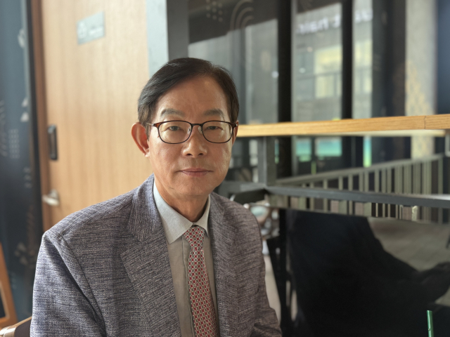이정덕 서초구파크골프협회장이 어깨동무파크골프와 인터뷰를 진행하고 있다. 문예빈 기자