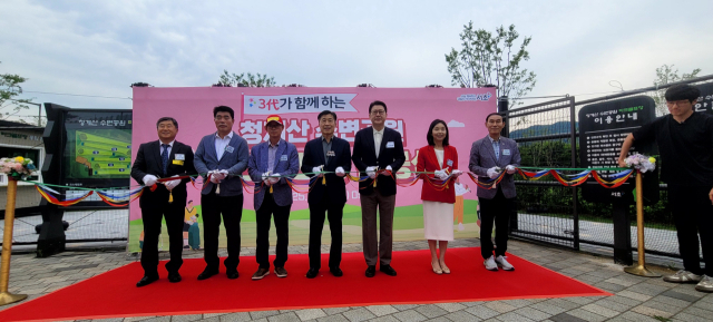 지난달 24일 진행된 청계산수변공원파크골프장 준공식에서 전성수(가운데) 서초구청장과 이정덕(왼쪽 세 번째) 서초구파크골프협회장이 신동욱 의원, 최호정 서울시 의장 등 관계자들과 준공 축하 테이프를 자르고 있다. 서초구파크골프협회 제공